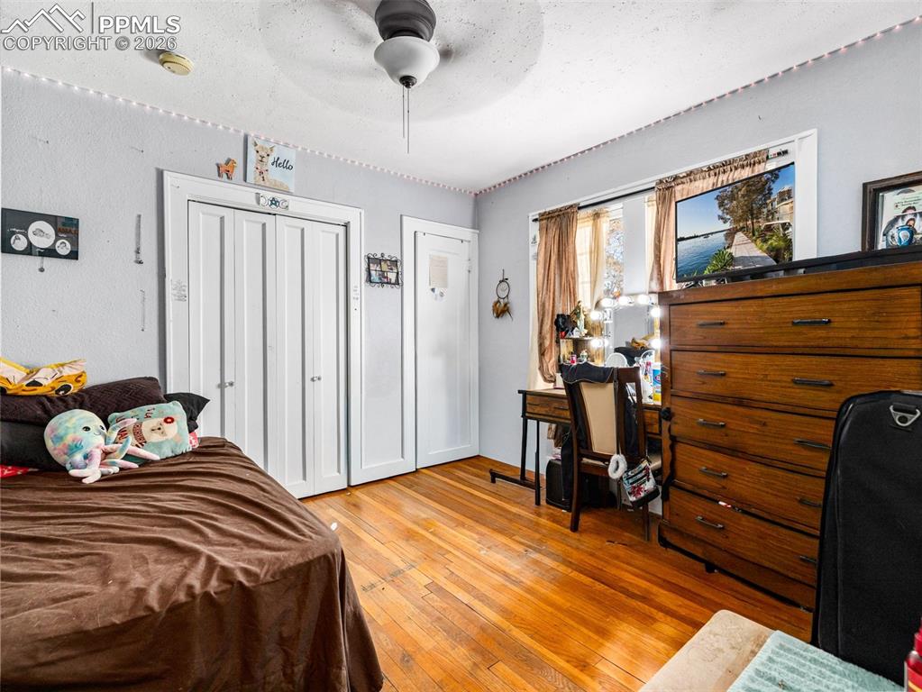 Image 13 of 25: Bedroom