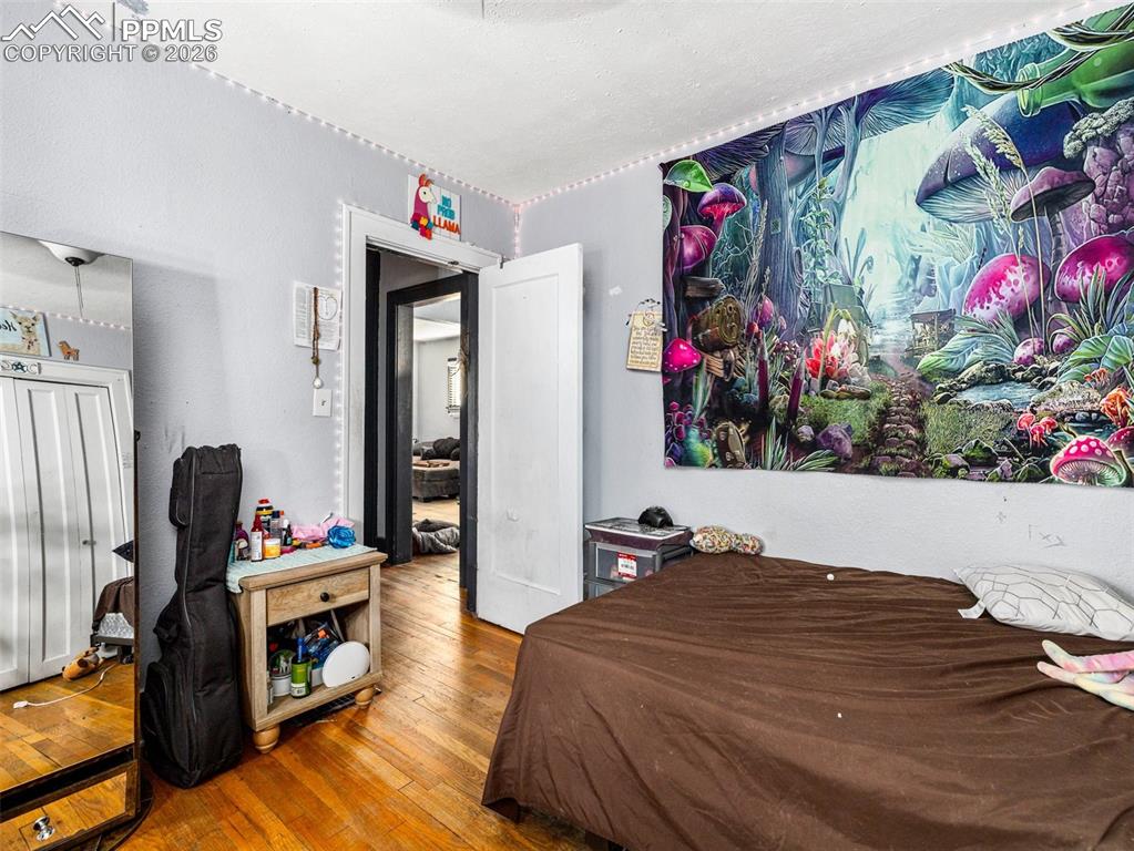 Image 14 of 25: Bedroom