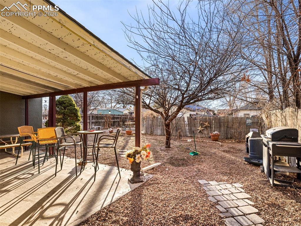 Image 18 of 25: Fully fenced yard