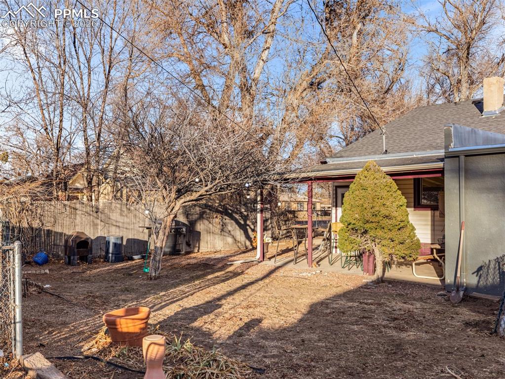 Image 20 of 25: Yard