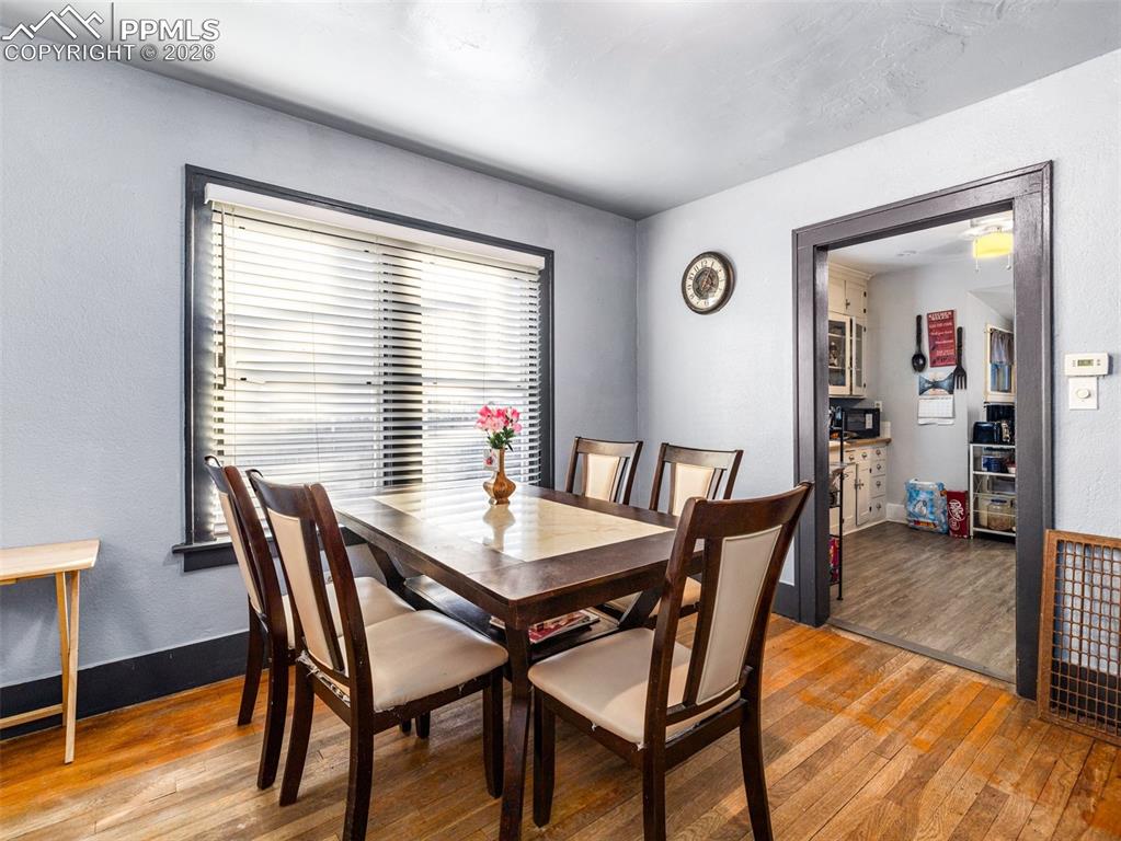 Image 4 of 25: Dining Area