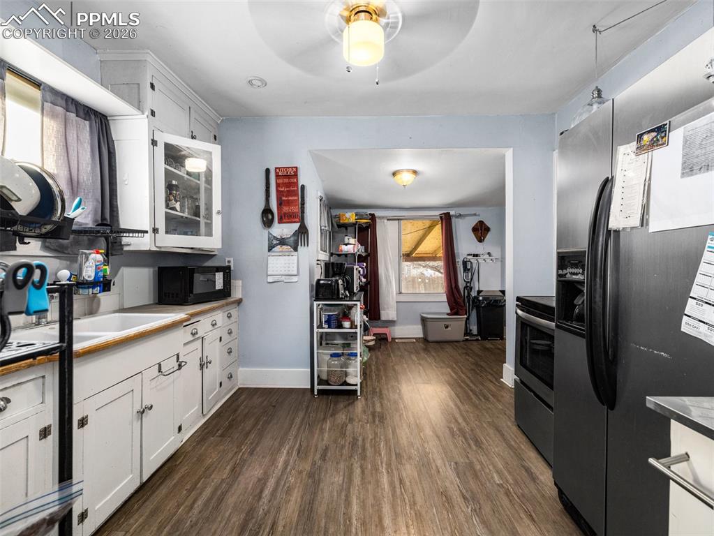 Image 6 of 25: Large kitchen!