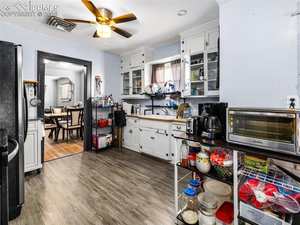 Image 7 of 25: Kitchen