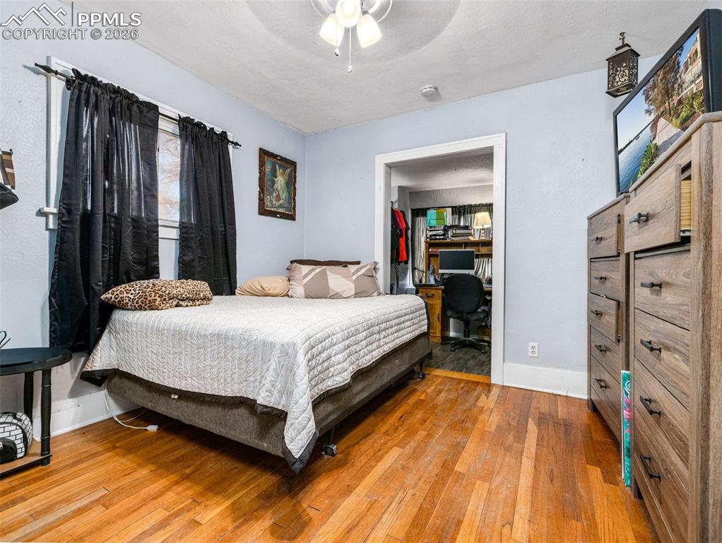 Image 9 of 25: Bedroom