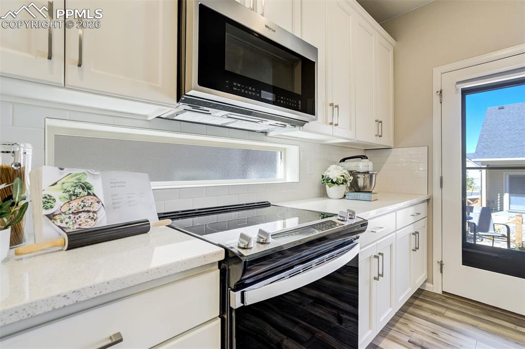 Image 10 of 40: Kitchen