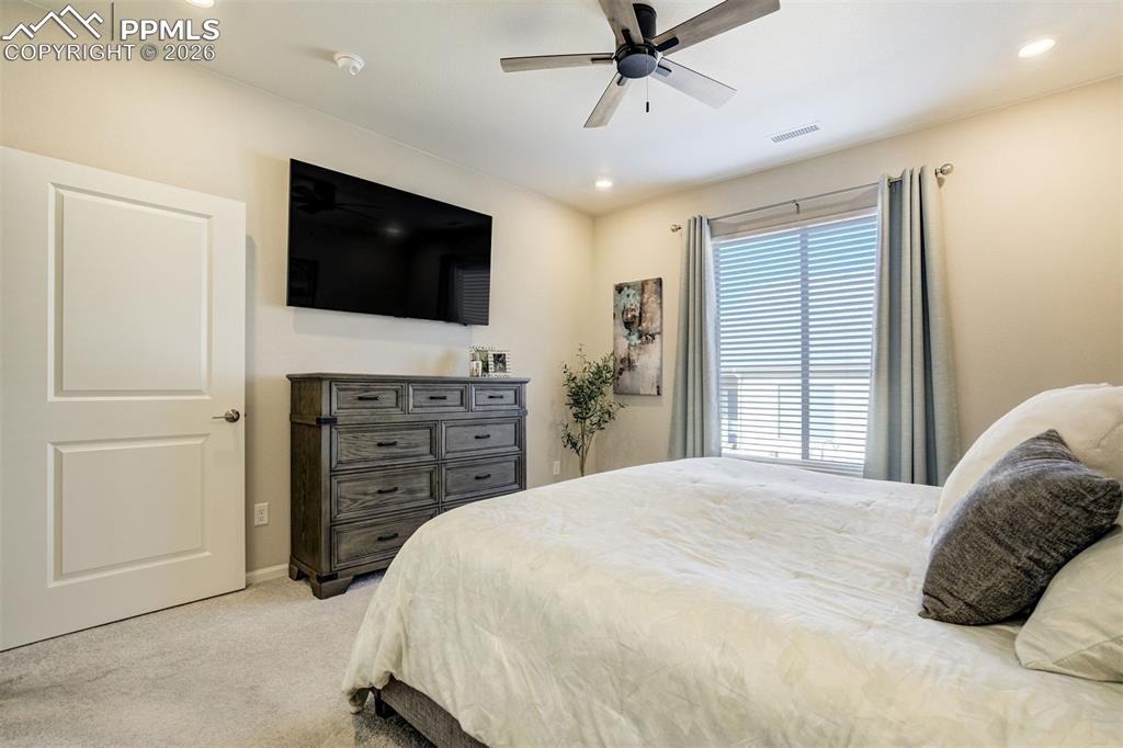 Image 17 of 40: Bedroom