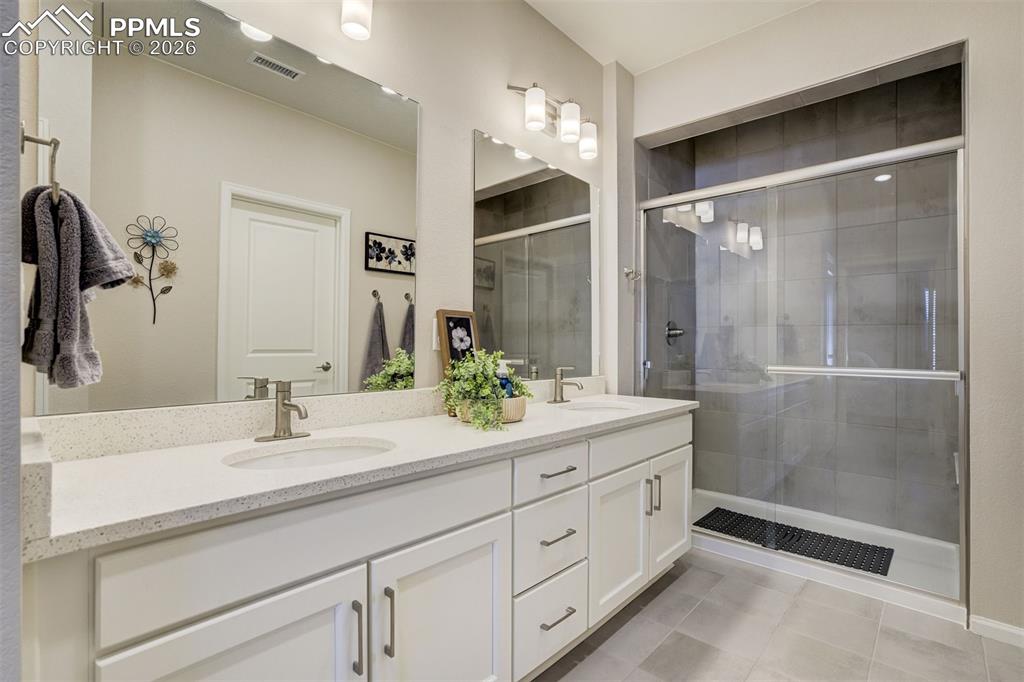 Image 20 of 40: Bathroom