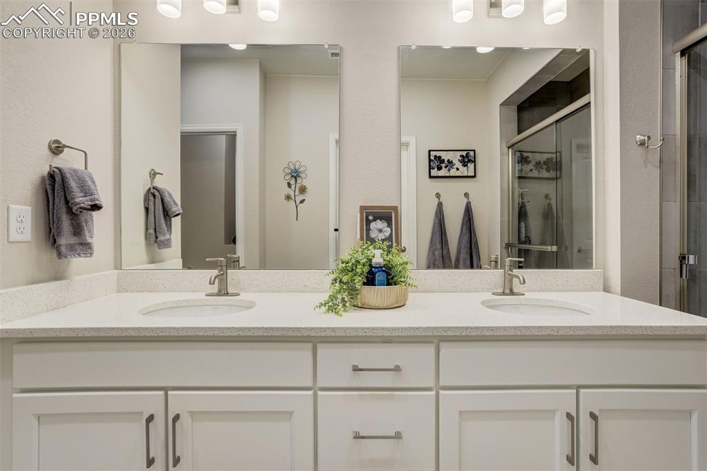 Image 21 of 40: Bathroom