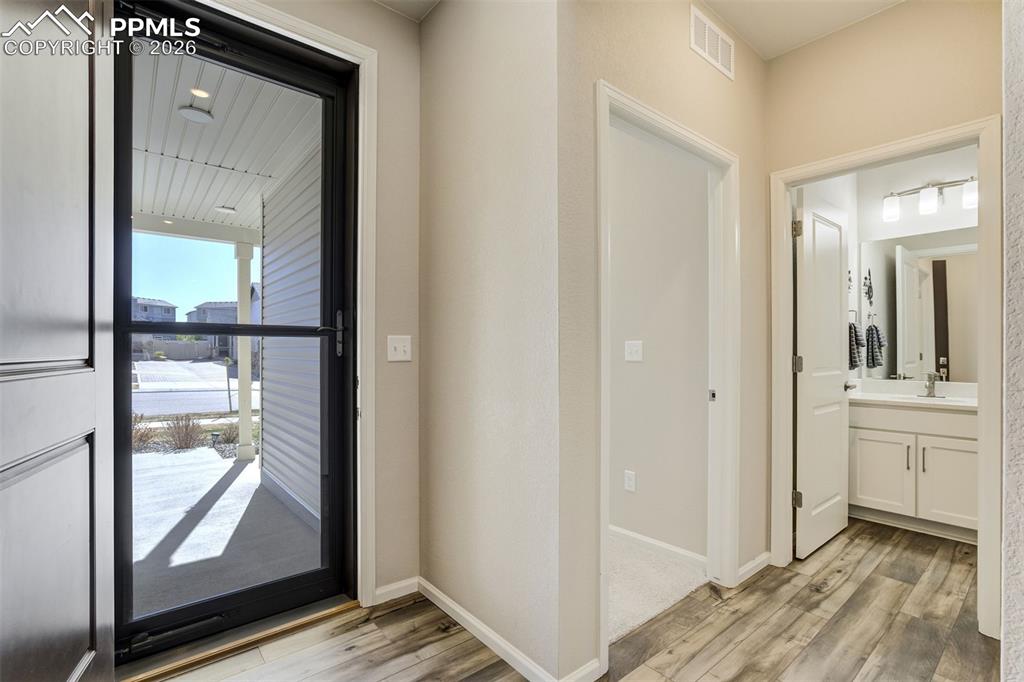 Image 22 of 40: Entry