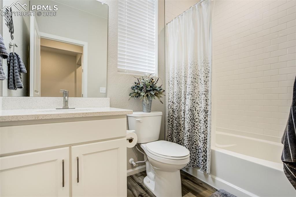 Image 25 of 40: Bathroom