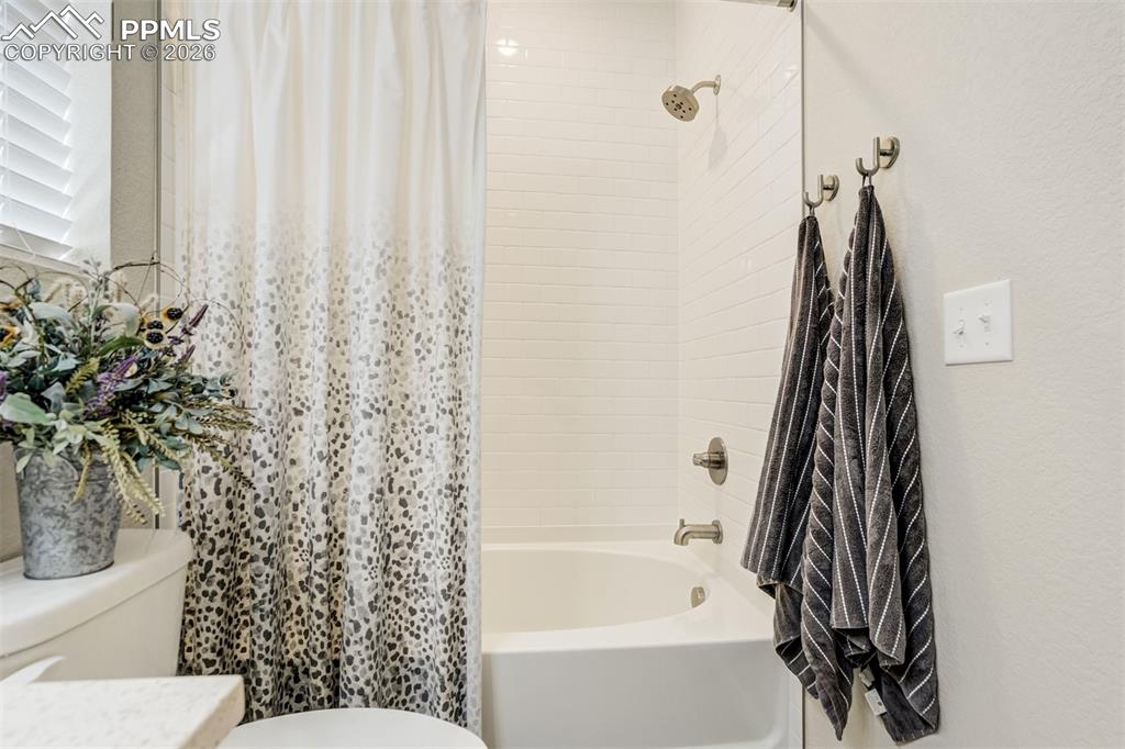 Image 26 of 40: Bathroom