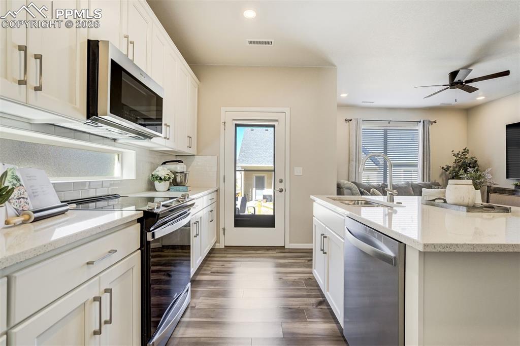 Image 9 of 40: Kitchen