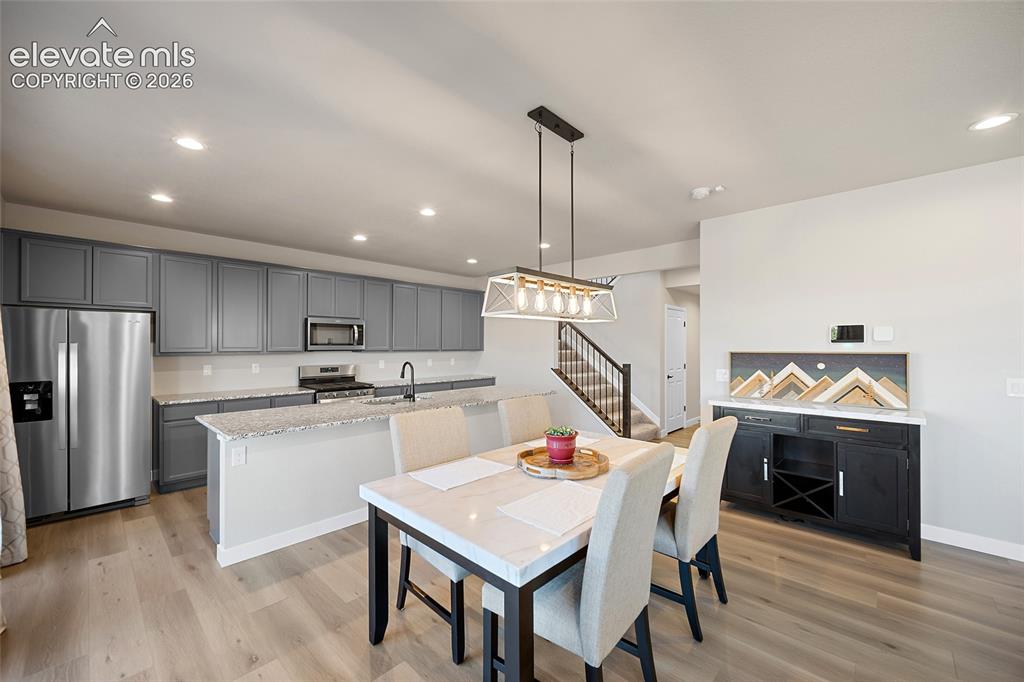 Image 10 of 50: Dining Area