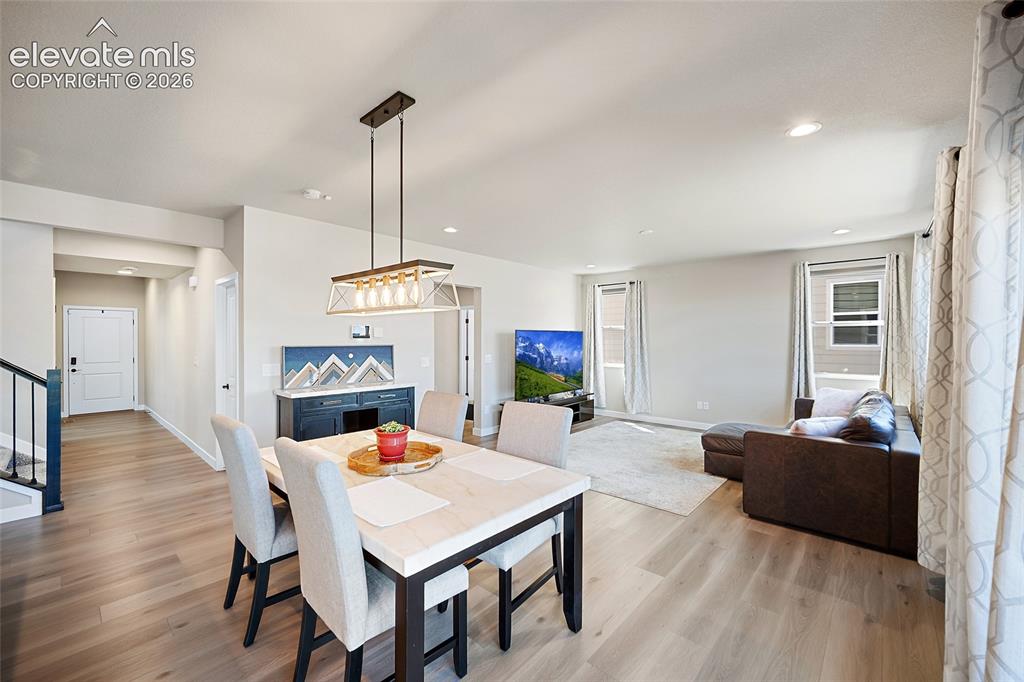 Image 11 of 50: Dining Area