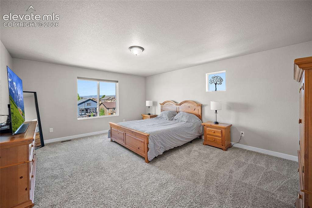 Image 18 of 50: Bedroom