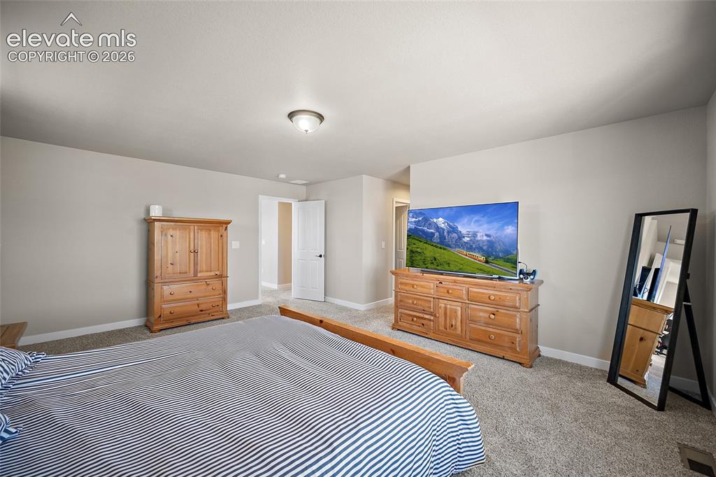 Image 19 of 50: Bedroom