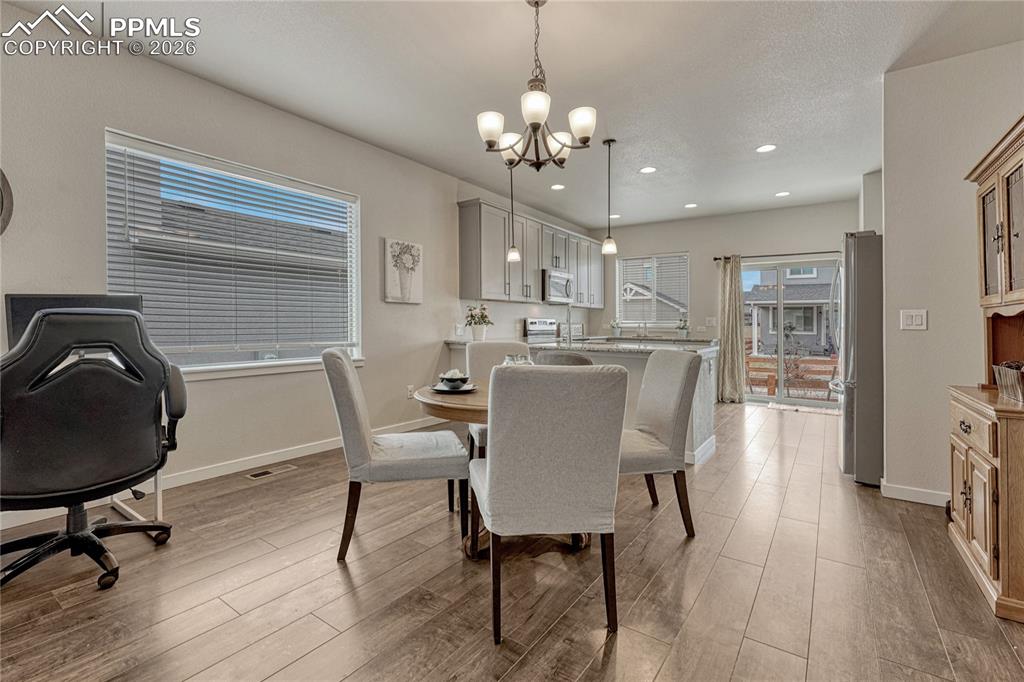 Image 10 of 32: Dining Area