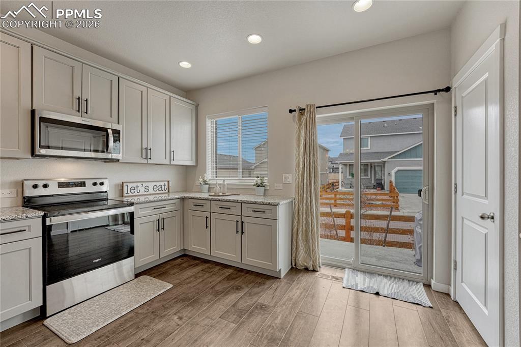 Image 12 of 32: Kitchen