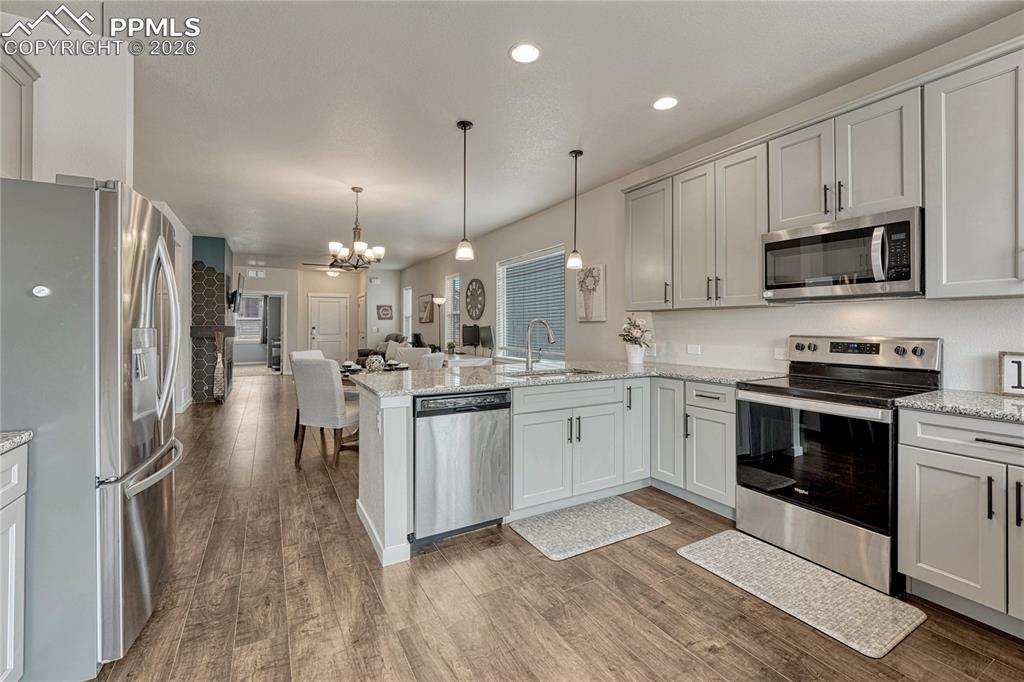 Image 13 of 32: Kitchen