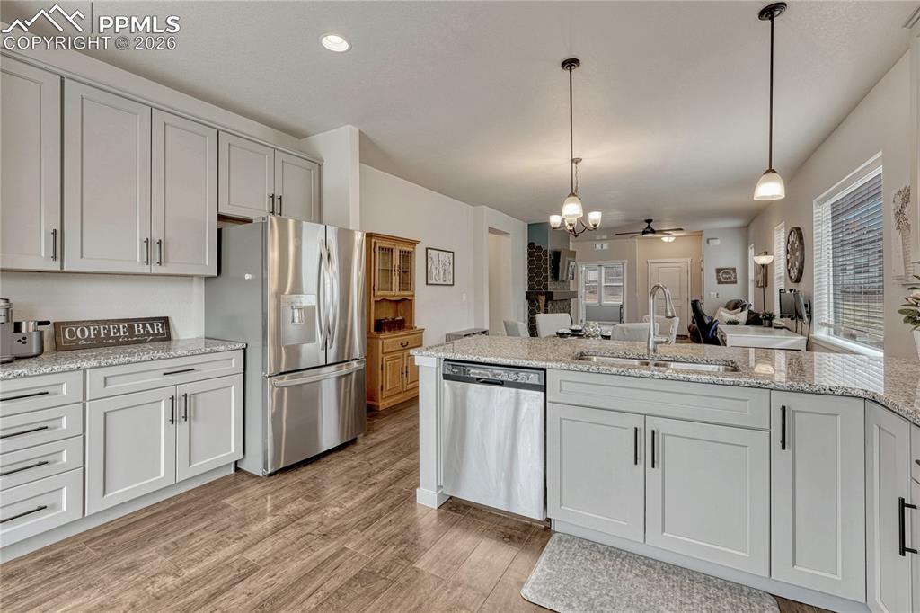 Image 14 of 32: Kitchen