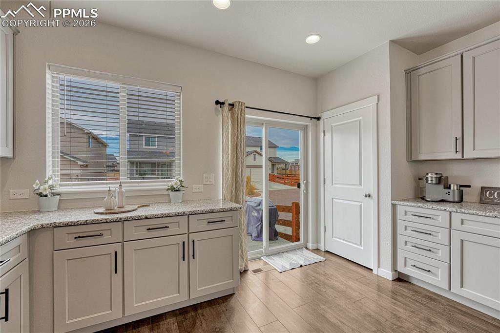 Image 15 of 32: Kitchen