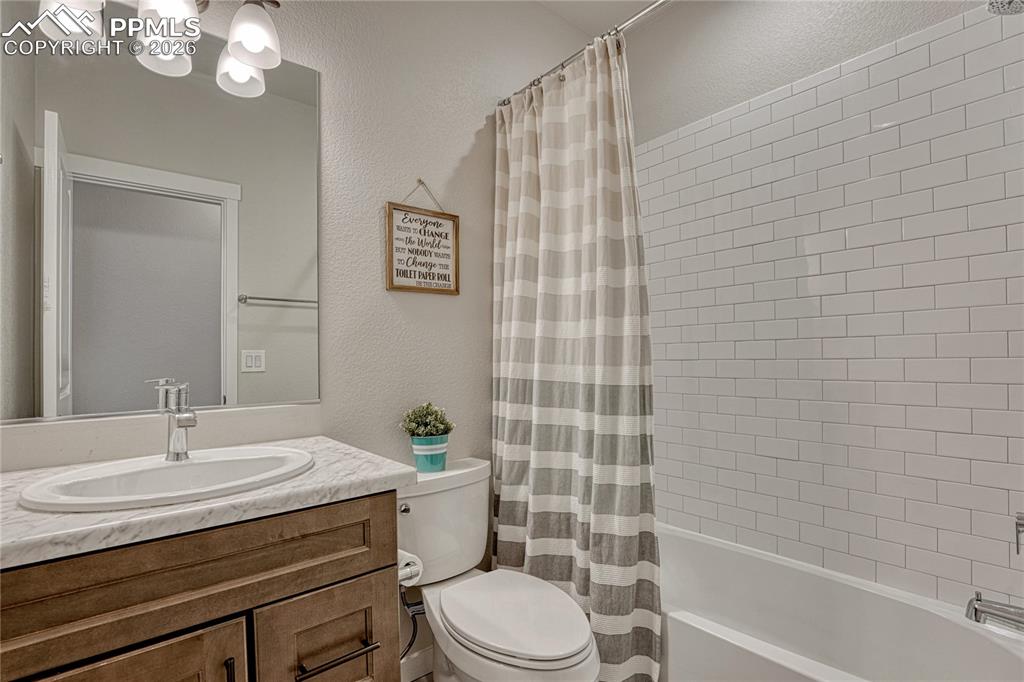 Image 17 of 32: Bathroom