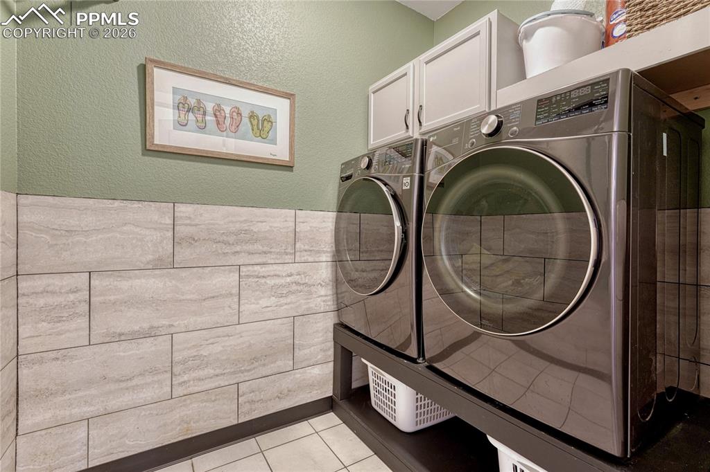 Image 23 of 32: Laundry