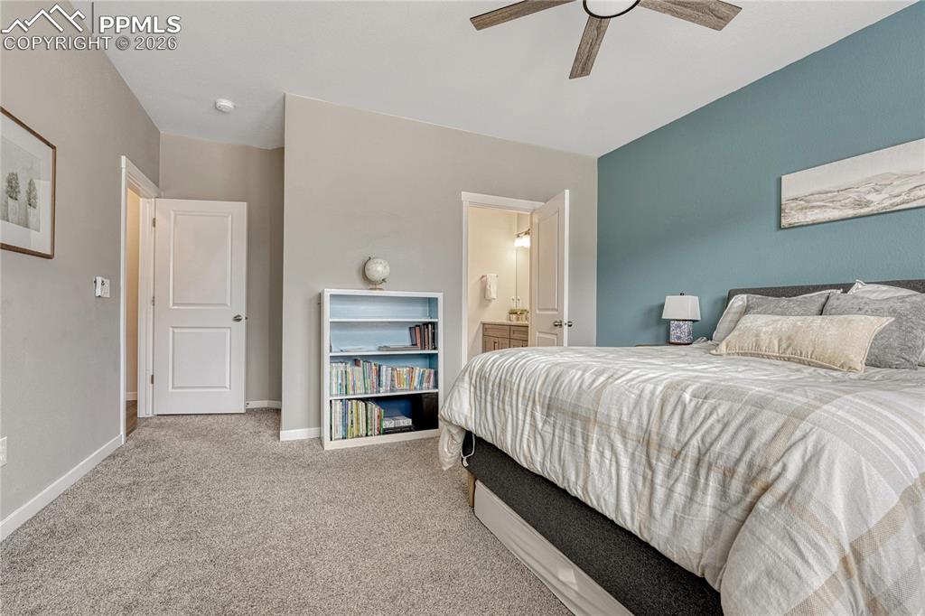 Image 25 of 32: Bedroom