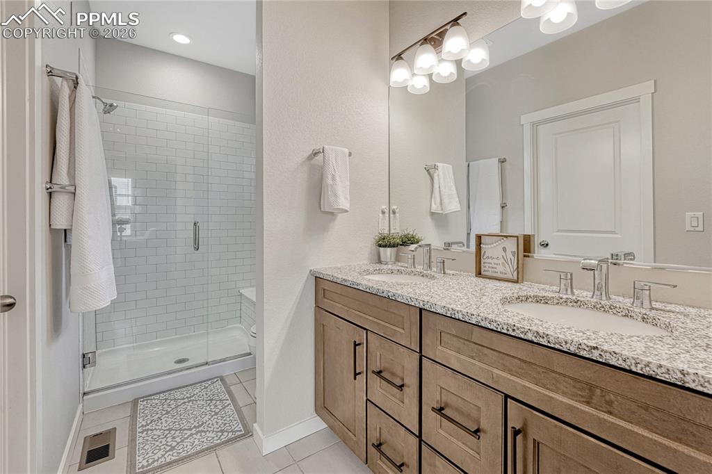 Image 27 of 32: Bathroom