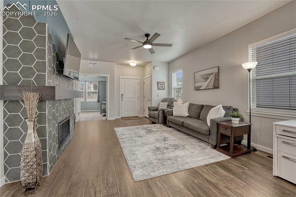 Image 8 of 32: Living Room