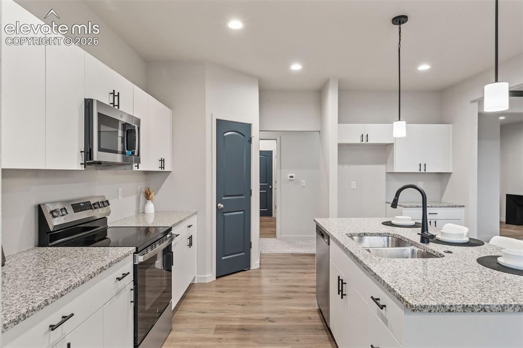 Image 17 of 41: Kitchen