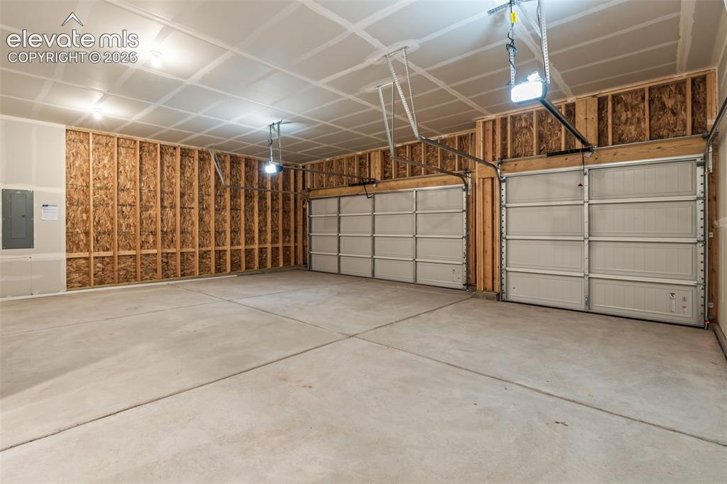 Image 35 of 41: Garage