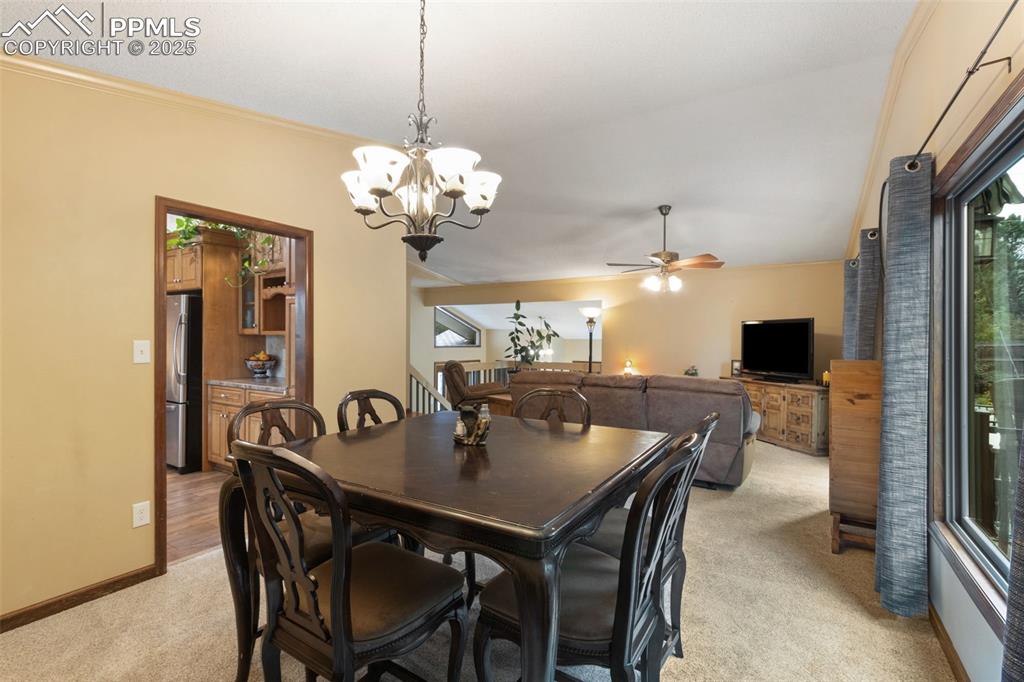 Image 10 of 30: Dining Area