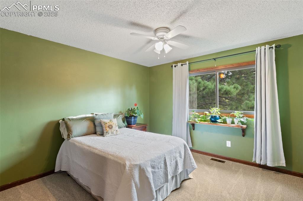 Image 15 of 30: Bedroom