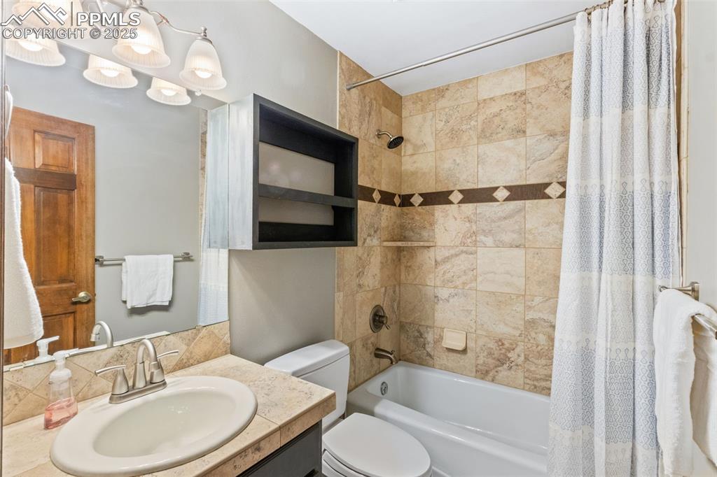 Image 16 of 30: Bathroom