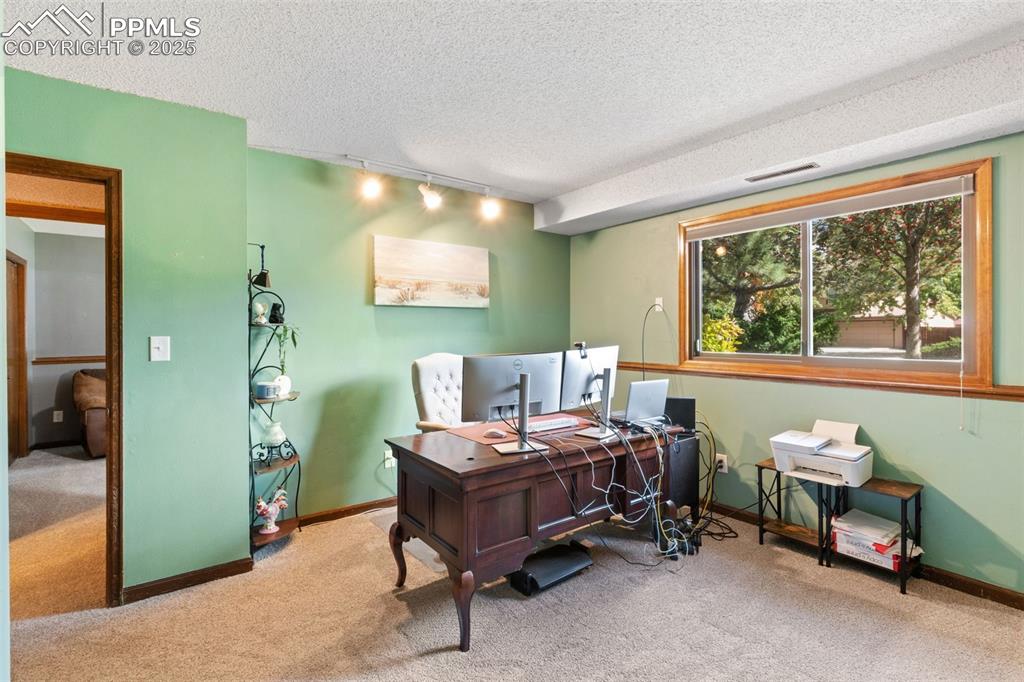 Image 23 of 30: Bedroom