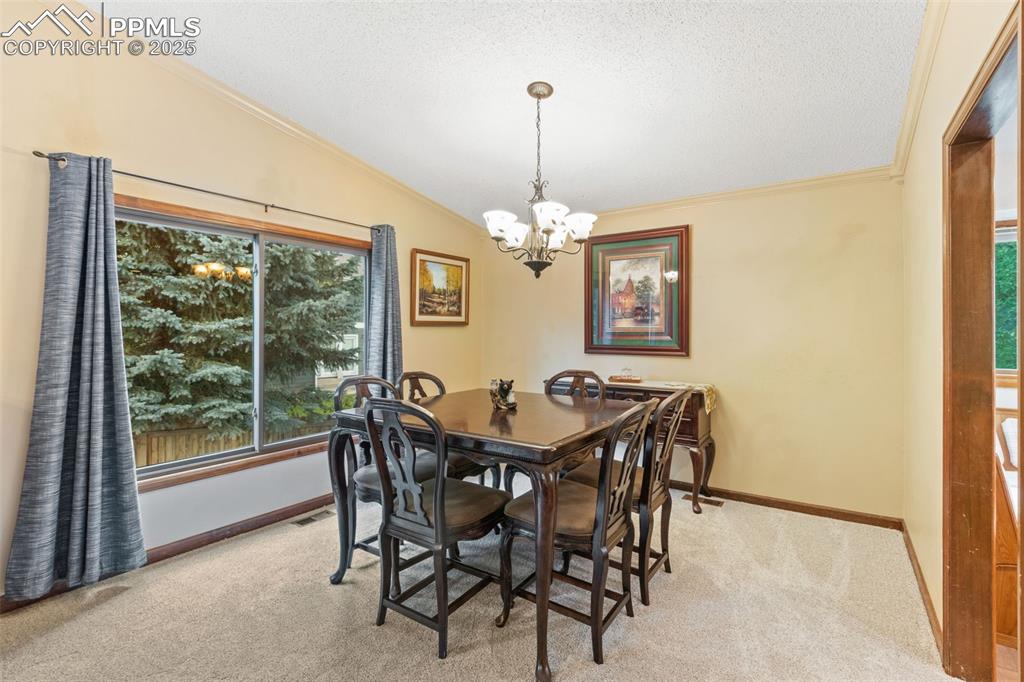 Image 9 of 30: Dining Area