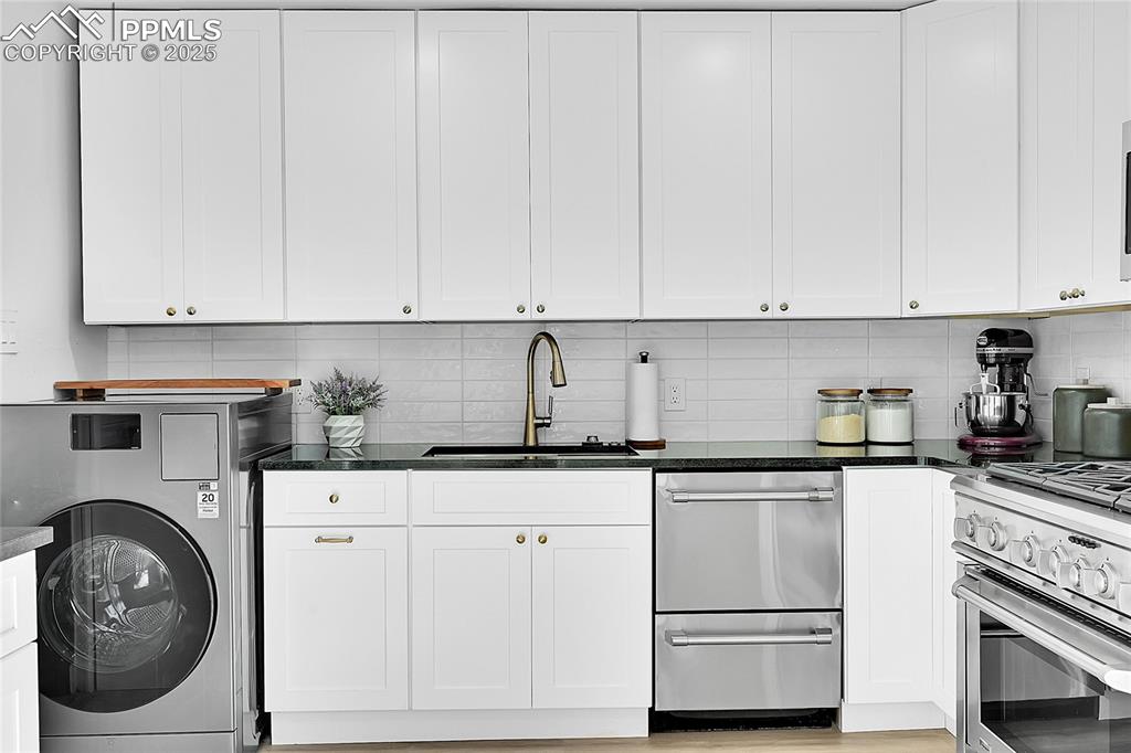 Image 11 of 47: Convenient all-in-one Bespoke washer dryer