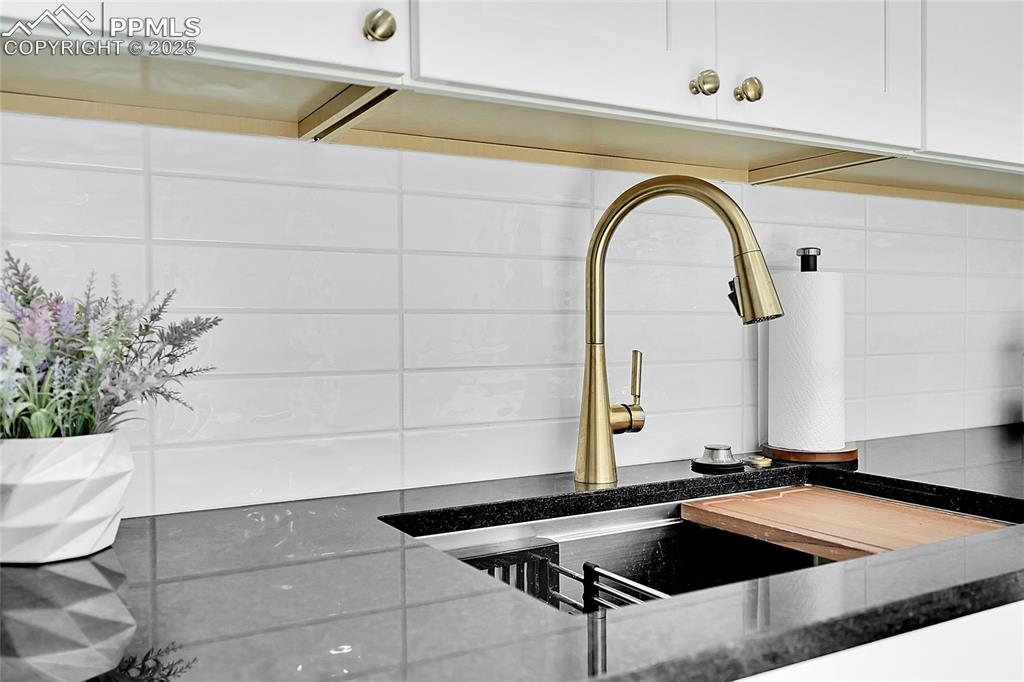 Image 12 of 47: Champagne Bronze pull down Delta faucet and black pearl granite