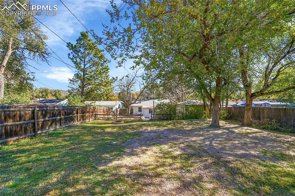 Image 38 of 47: Ample yard space on top level.