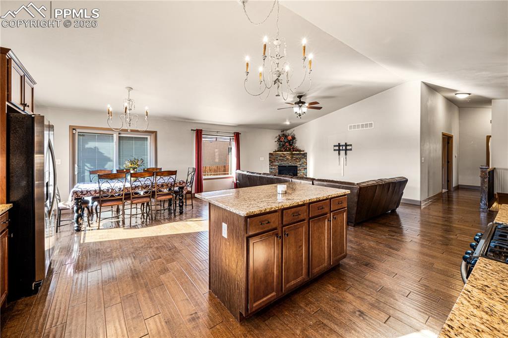 Image 10 of 25: Kitchen