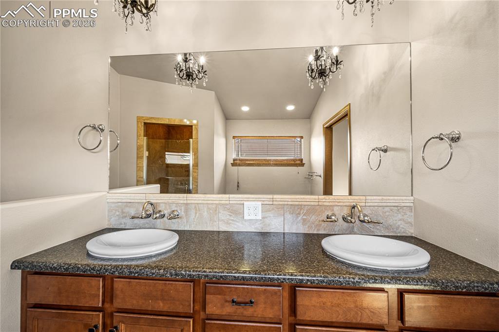 Image 17 of 25: Bathroom