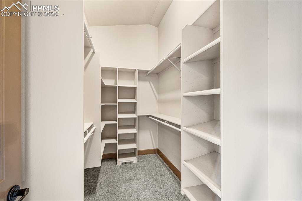 Image 19 of 25: Closet