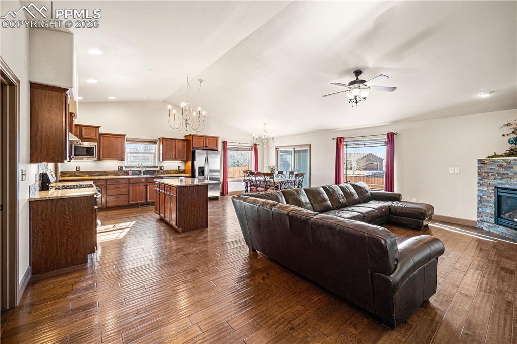 Image 3 of 25: Living Room