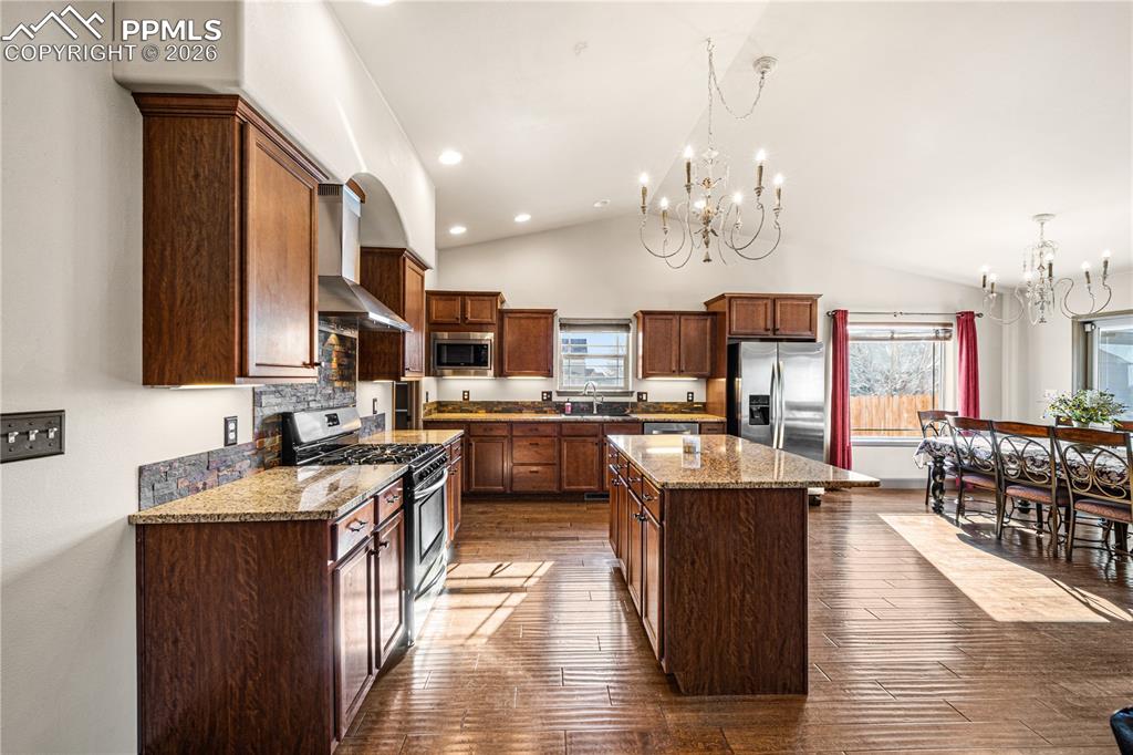 Image 5 of 25: Kitchen