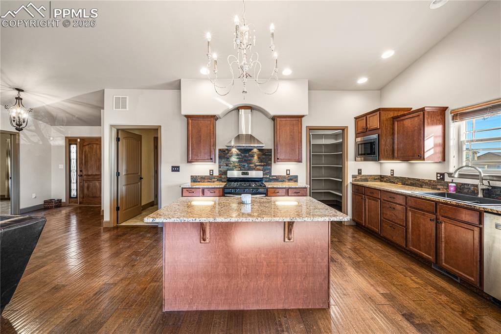 Image 6 of 25: Kitchen