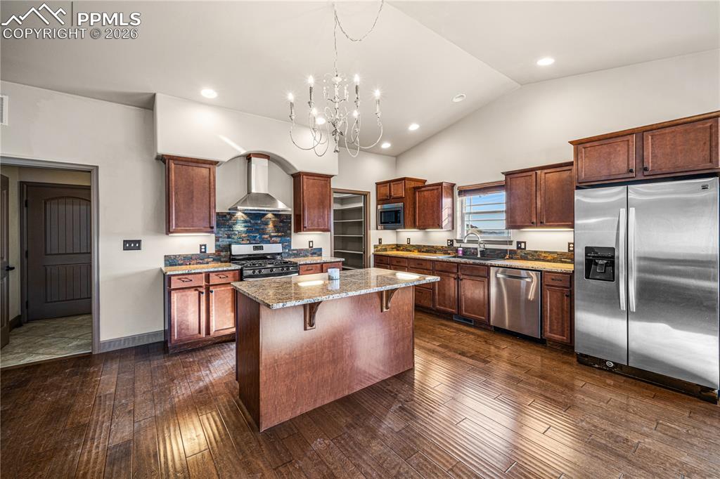 Image 7 of 25: Kitchen