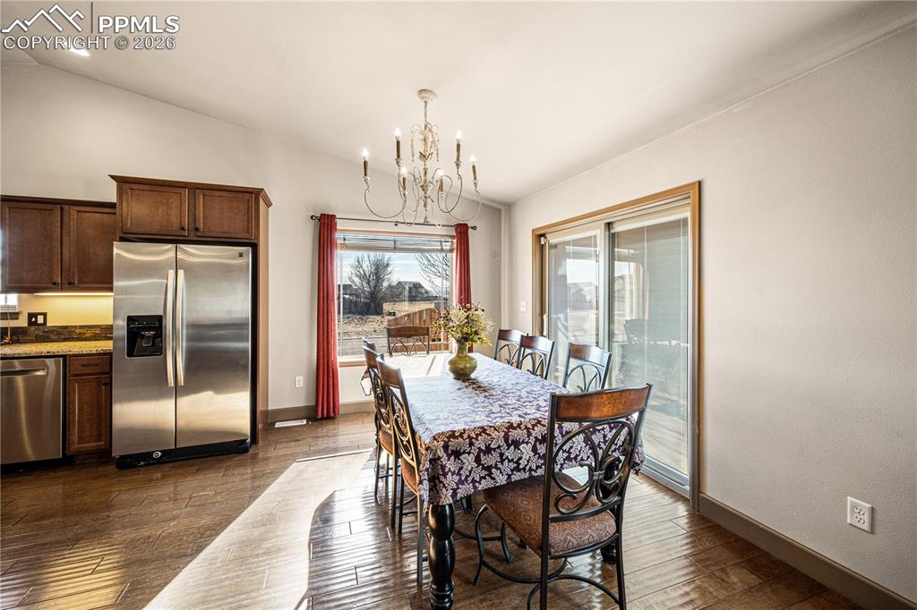 Image 8 of 25: Dining Area