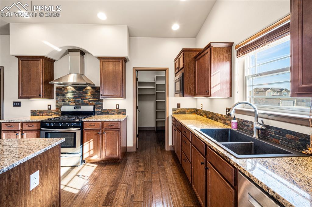 Image 9 of 25: Kitchen