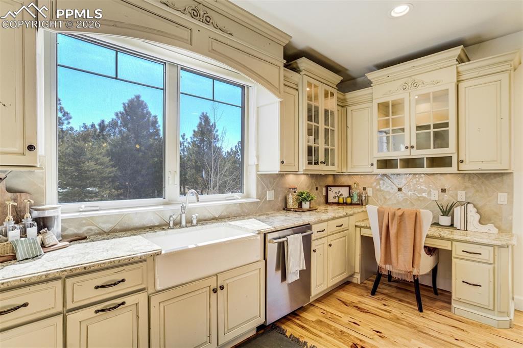 Image 10 of 50: Kitchen